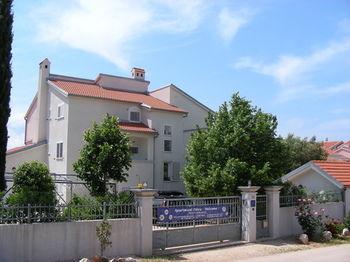 & Petra Guest house 3*